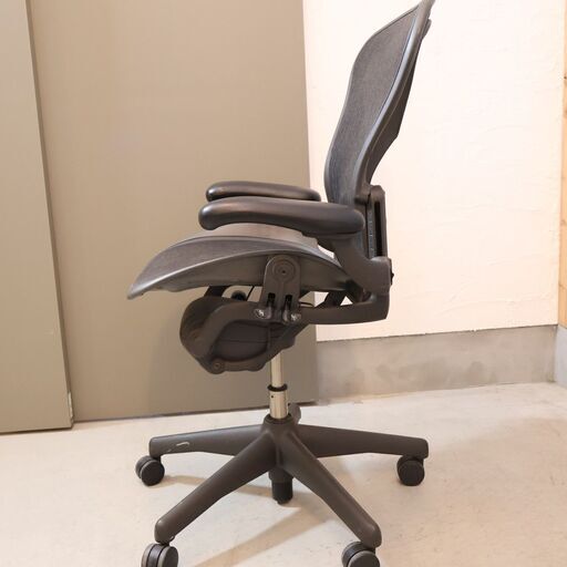 HermanMiller(ハーマンミラー)よりBサイズ フル装備アーロンチェアです！ランバーサポート付きで長時間のオフィスワークでも活