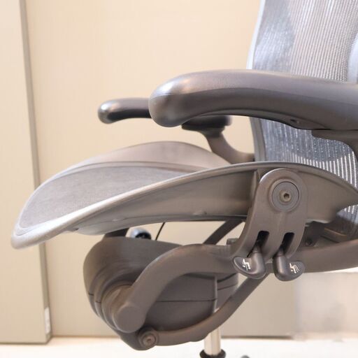 HermanMiller(ハーマンミラー)よりBサイズ フル装備アーロンチェアです！ランバーサポート付きで長時間のオフィスワークでも活