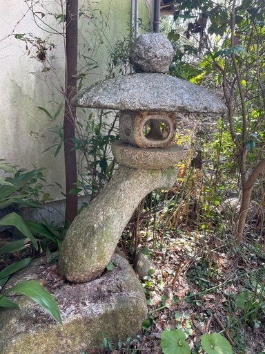 滋賀県近江八幡市より、灯籠　基礎からの高さ140㎝×幅77㎝