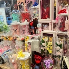 【花とケーキの販売スタッフ】働きながら花の制作技術を学べます💐の画像