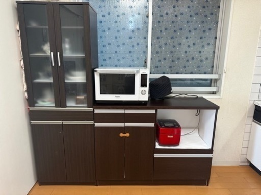 家具　食器棚とキッチンカウンター