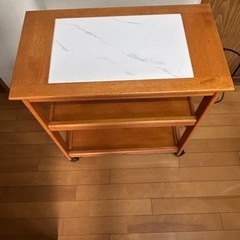 家具 キャスター付ワゴン　電源付きの画像