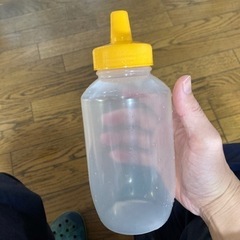 はちみつの入っていた容器２つ