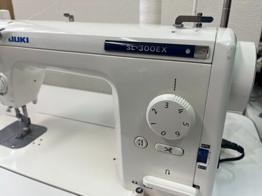 値下げいたしました! 動作確認済み JUKI 職業用ミシン SL-300EX JUKI SL-300EX 職業用本縫いミシン☆美品・完動中古品☆専用台付き