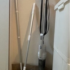 【中古】アイリスオーヤマ掃除機&ニトリロングコロコロ&クイックルワイパー本体の画像