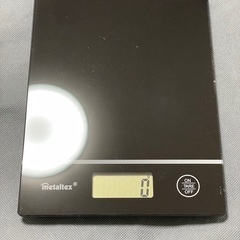 体重計、ドリップコーヒーポット、電子キッチンスケールの画像