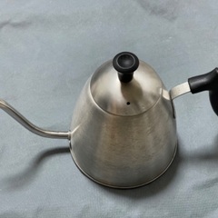 体重計、ドリップコーヒーポット、電子キッチンスケールの画像