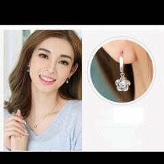 ≒▼j→→→m40-1 ブリリアントカットダイヤモンドＣＺフラワーアーチピアスの画像