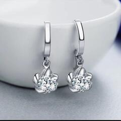 ≒▼j→→→m40-1 ブリリアントカットダイヤモンドＣＺフラワーアーチピアスの画像