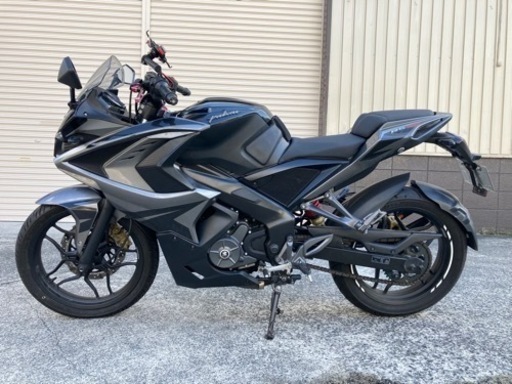 バジャジパルサーRS200初心者、女性ライダー向けKWASAKI