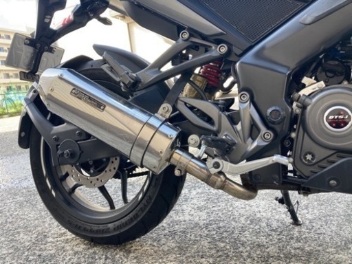 バジャジパルサーRS200初心者、女性ライダー向けKWASAKI