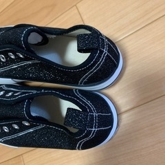 女の子　紐なし靴の画像