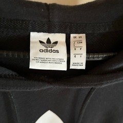 美品 レディース アディダス 黒長袖パーカーの画像
