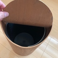 ゴミ箱(四角2個), (丸1個)の画像
