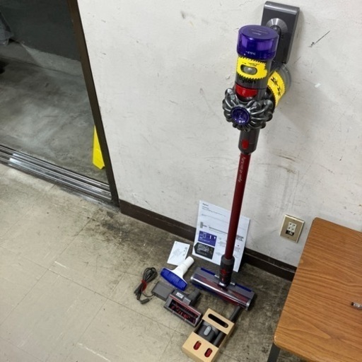 A2403-526 dyson V8 slim fluffy コードレスクリーナー 充電スタンドなし バッテリー使用回数不明 キズ汚れ有り
