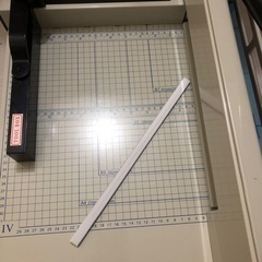 本を裁断機で裁断機する