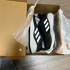 新品未使用　adidas ランニングシューズの画像