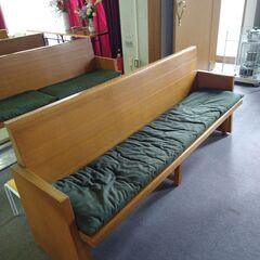 木製ベンチ（教会の礼拝堂で使用していたもの）の画像