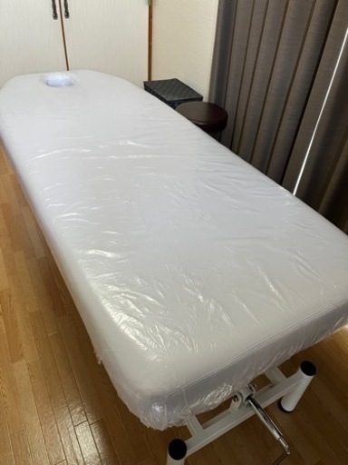 【取引完了】高さ調節可能　エステ用ベッド