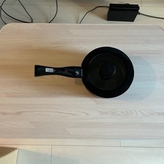 テーブルと鍋の画像