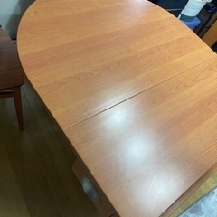 ダイニングテーブルと椅子2脚の画像