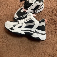 スニーカーレディースの画像