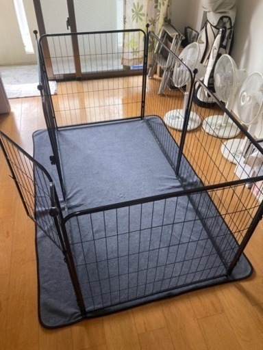 大型犬用ケージとペットシーツ
