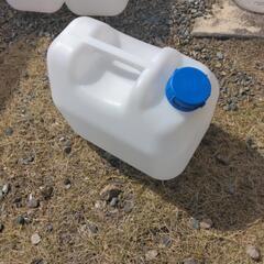 再入荷備蓄に最適！災害時の水を保管して置くのに便利。キャンプ、災害時の飲料水備蓄様にも助かります。一つ七リットル入ります。場所も取らず持ち運びにも楽々。の画像