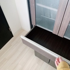 磨りガラスと木目の食器棚 / 豊平区豊平5条の画像