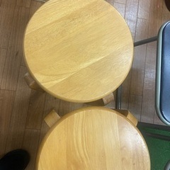 木製丸椅子5脚の画像