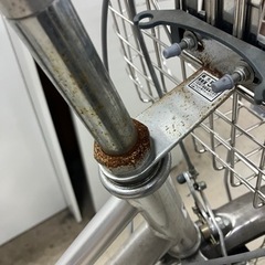 取引場所 南観音 A2403-540 DCM 6段変速自転車 28インチ 700x32C 鍵2組あり エアレス キズ、汚れ サビあり 前輪がハンドルとズレあります。の画像