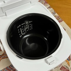 【超美品‼️】2023年製 東芝 3合炊きIH炊飯ジャー 炊飯器 金色コート釜 ホワイト♪の画像