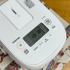 【超美品‼️】2023年製 東芝 3合炊きIH炊飯ジャー 炊飯器 金色コート釜 ホワイト♪の画像