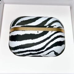 セール❗️RICHMOND & FINCH AirPods Pro ケース　ゼブラの画像