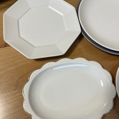 白とグレーのお皿セットの画像