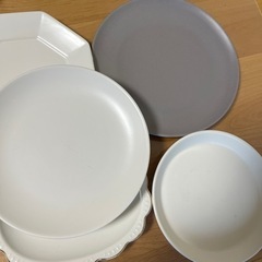 白とグレーのお皿セットの画像
