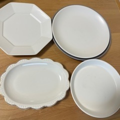 白とグレーのお皿セットの画像