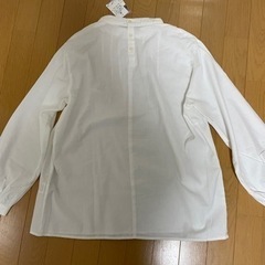 新品　タグ付き　ブラウスの画像