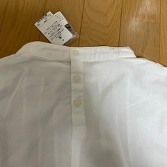 新品　タグ付き　ブラウスの画像
