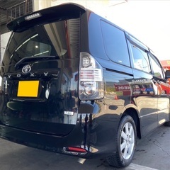 8人乗り♪月々1.3万円〜分割払い可❗️車検2年付き！大人気☆トヨタ ヴォクシー☆SDナビ付き☆走行中DVD観れます☆☆ETC付き☆バックカメラ☆両側電動スライドドア付き☆ドライブレコーダー付きのフル装備☆事故修復歴無し☆車内広々三列シート‼️の画像