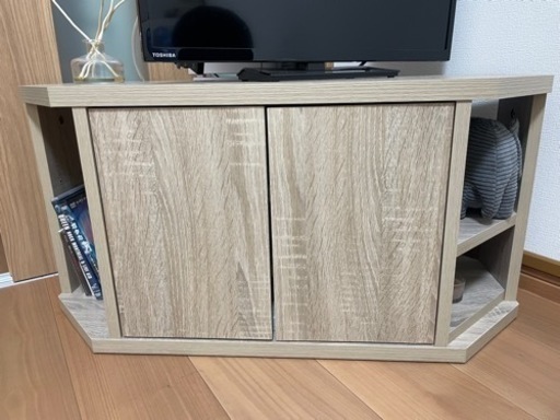 角におけるテレビ台