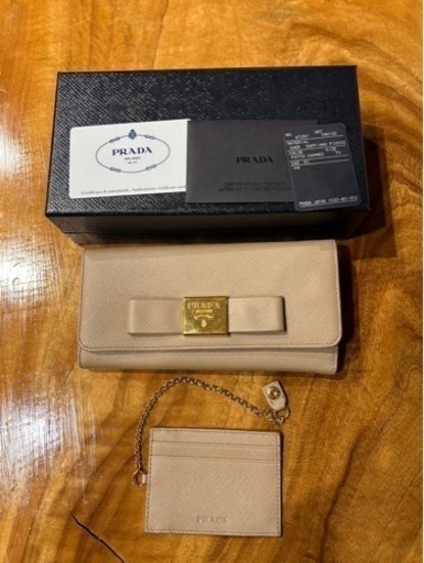 PRADA財布