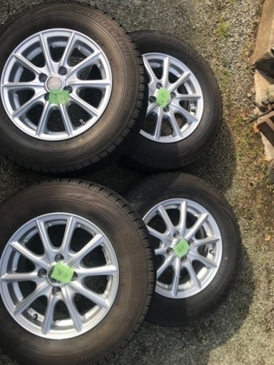 日産ノートに使用していたスタッドレスタイヤとアルミホイールセット美品如何ですか？