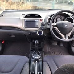 【自社ローン】★保証人なし★全国対応★フィットHYBRID★ｼﾙﾊﾞｰ★純正ナビ★車検2年つきの画像