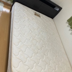 受け渡し予定済みクイーンサイズベッド、マットレス