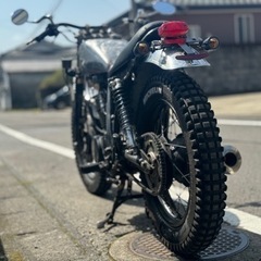 ヤマハ SR400 ボバー 1JR 2型　OVERマフラー　デイトナリアサスに変更の画像
