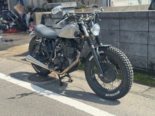 ヤマハ SR400 ボバー 1JR 2型　OVERマフラー　デイトナリアサスに変更