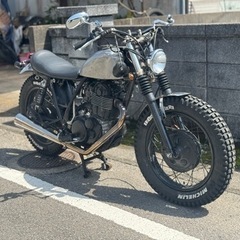 ヤマハ SR400 ボバー 1JR 2型　OVERマフラー　デイトナリアサスに変更の画像
