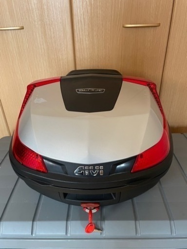 再値下げGIVI（ジビ） バイク用 リアボックス モノロック 37L BLADEシリーズB37G730 シルバー塗装 レッドレンズ