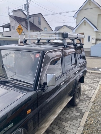 ルーフキャリア、サイドタープ付き